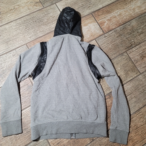 Guess - Picture 3 of 4